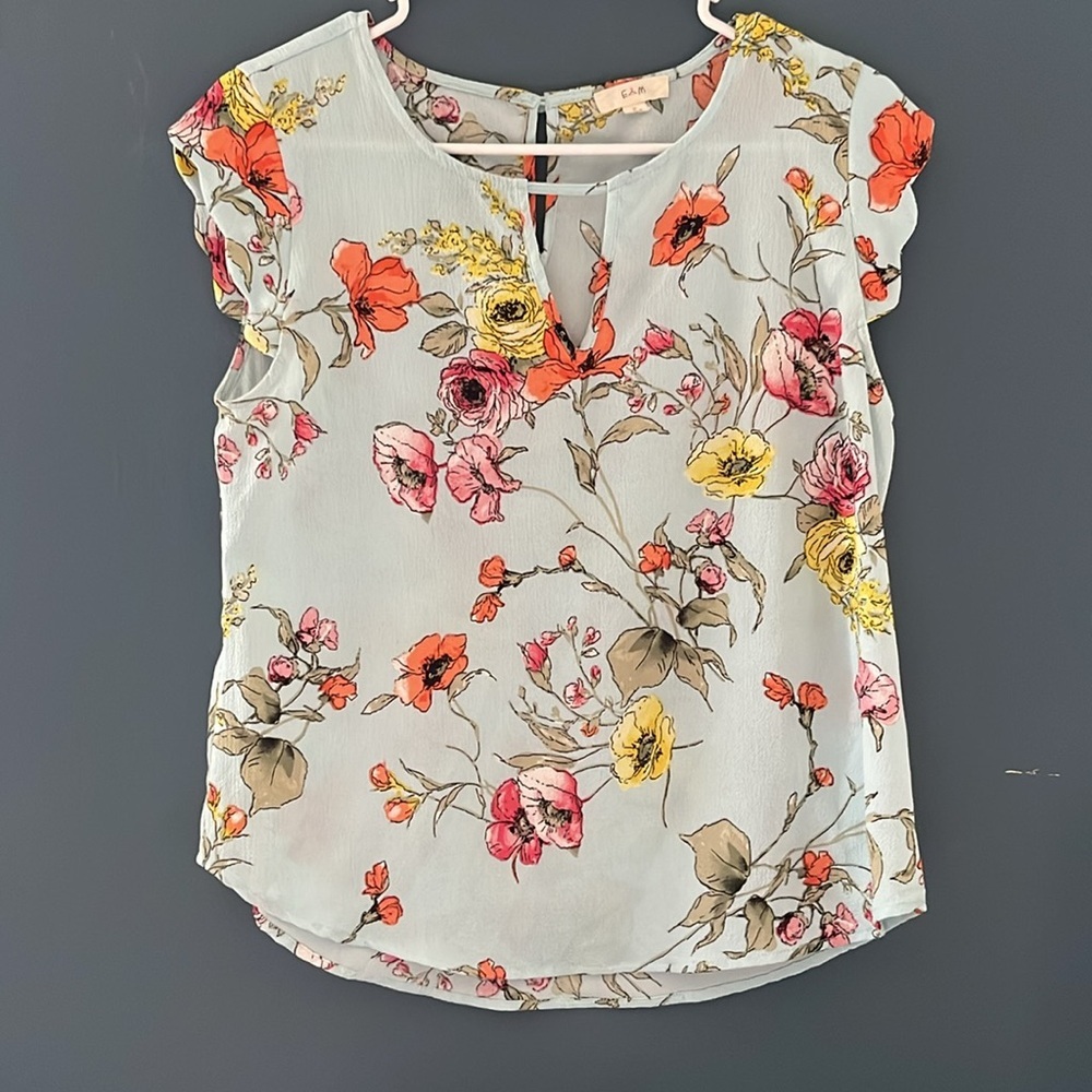 🪩 E M floral Top Size Small